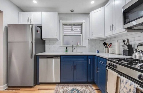 Avondale Apartment | Cozy 2-bedroom apartment in awesome Chicago with Free Parking