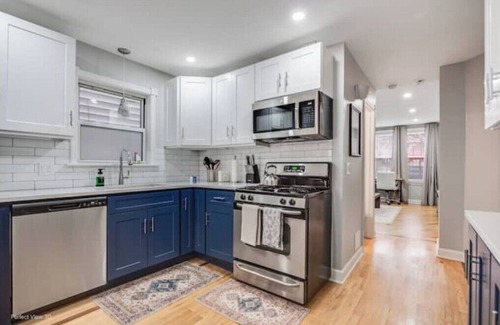 Avondale Apartment | Cozy 2-bedroom apartment in awesome Chicago with Free Parking