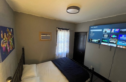 Roosevelt Apartment | Cozy 2-bedroom apartment in charming Fargo with AC, WiFi