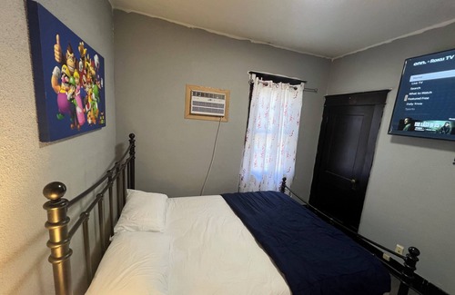 Roosevelt Apartment | Cozy 2-bedroom apartment in charming Fargo with AC, WiFi