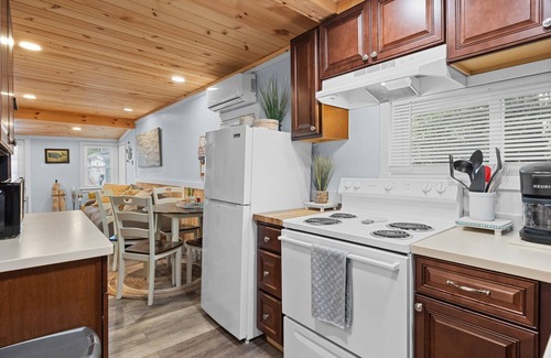 Villas House | Cozy 2-bedroom bungalow located within 15 minutes to Wildwoods & Cape May!