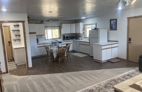 Mammoth Creek Cabin | Cozy 2-bedroom cabin In enchanting Hatch near the river! Between Bryce and Zion