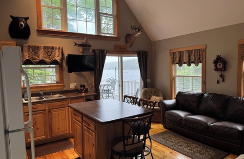 Eddington Cottage | Cozy 2-bedroom cabin in tranquil Clifton with WiFi Sleeps 5+ Kayaks for use