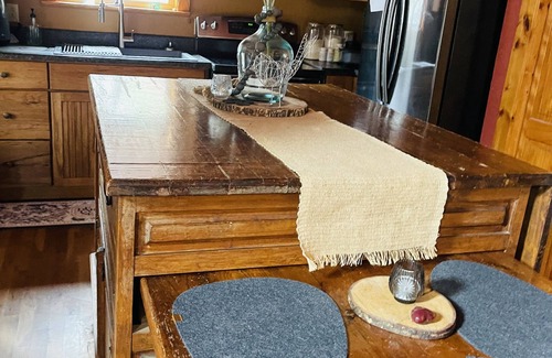 Newport Cabin | Cozy 2-bedroom cabin with hottub in welcoming Newport with AC, WiFi