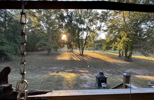 Kokomo Cabin | Cozy 2-bedroom cabin with AC and WiFi on the Pearl River in Angie. LA