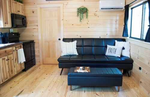 East Fultonham Cabin | Cozy 2-bedroom cabin with hot tub nestled in the woods of Morgan County