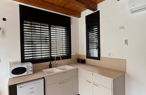 Safsufa Ski Chalet | Cozy 2-bedroom chalet in enchanting Kfar Hoshen with swimming pool, AC, WiFi