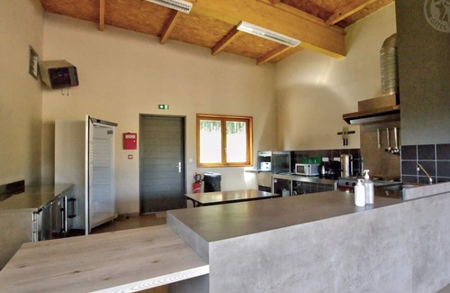 Les Noes Cottage | Cozy 2-Bedroom Chalet with Terrace in Scenic Village, Pet-Friendly and Fully Equipped