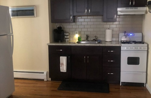 South End Apartment | Cozy- 2-Bedroom clean and Quiet- Maple St. Walk anywhere