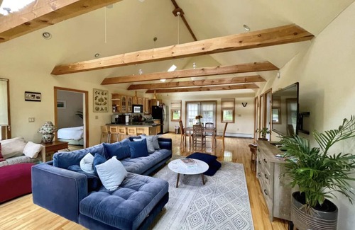 Woodstock Cottage | Cozy 2 bedroom cottage in Woodstock heated pool, mountain views,bbq,swim πββοΈ hike