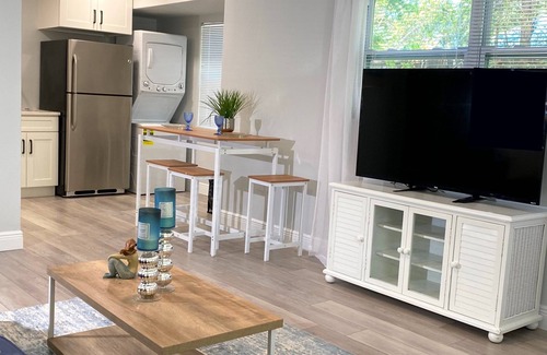 Gillespie Park House | Cozy 2-bedroom house in awesome Sarasota with AC, WiFi