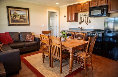 Bryan Cabin | Cozy 2 bedroom in Bryan- Great for Aggie game days