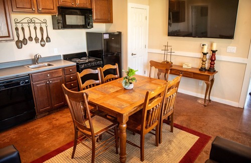 Bryan Cabin | Cozy 2 bedroom in Bryan- Great for Aggie game days