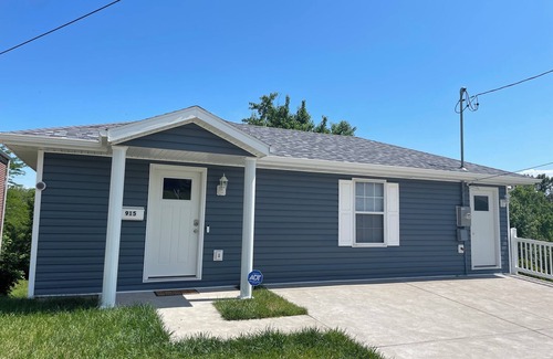 Jefferson City House | Cozy 2 - bedroom Little Blue House On The Hill in enjoyable Jefferson City