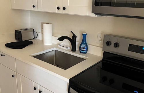 Clermont Condo | Cozy 2-bedroom Loft- Pool, Pickle Ball, B-ball, Theme Parks and More Clermont