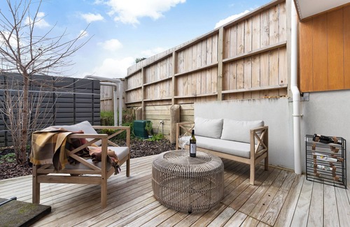 Massey House | Cozy 2-bedroom townhouse in charming west Auckland with WiFi, AC - Free Carpark