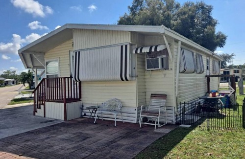 Jacarandas House | Cozy 2-bedroom mobile home in cool North Fort Myers with WiFi, AC