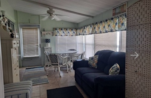 Jacarandas House | Cozy 2-bedroom mobile home in cool North Fort Myers with WiFi, AC