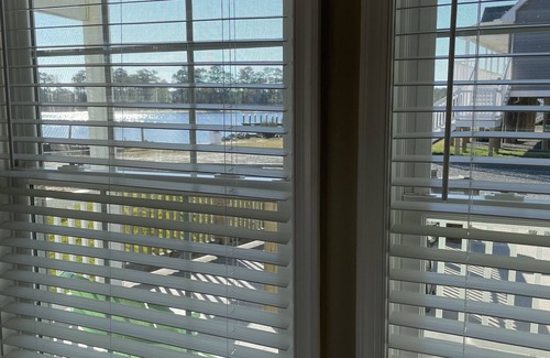 Ocean Pines House | Cozy 2-bedroom waterfront bungalow with crabbing pier and boat ramp