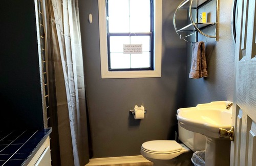 Portales House | COZY & 2 blocks to ENMU~Perfect for single travelers, couples, or small families