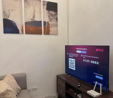 Malamig Apartment | Cozy 2 BR 2 Bath Condo with Netflix and Karaoke near MRT EDSA