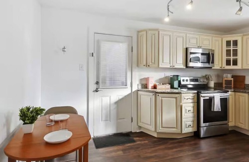 Kenner - Louis Armstrong International Airport House | Cozy 2‑BR Furnished Home w/Parking near Ochsner & EJ Hospitals