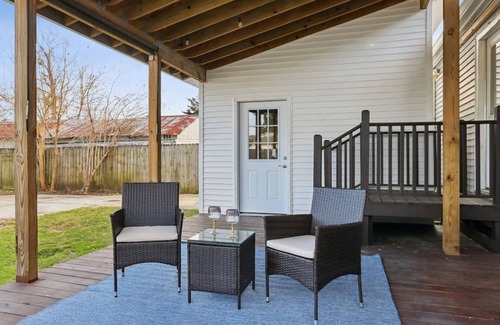 Kenner - Louis Armstrong International Airport House | Cozy 2‑BR Furnished Home w/Parking near Ochsner & EJ Hospitals
