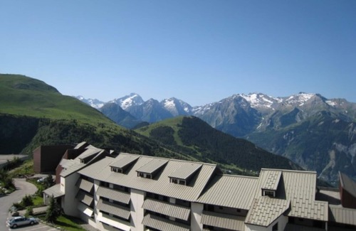 Eclose-Est Apartment | Cozy 2-Room Apartment for 4 in L'Alpe d'Huez, South-Facing Balcony, Pets Welcome