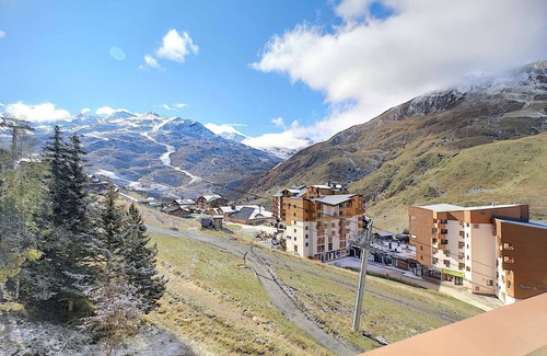Reberty Apartment | Cozy 2-Room Apt for 4 - Ski-In/Ski-Out, South Balcony, Near Shops, Pet Friendly