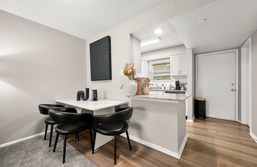 South Baton Rouge Apartment | Cozy 2B Getaway Pool Prime Location in Baton Rouge Medical District