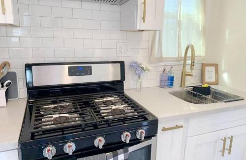 El Monte House | Cozy 2B1B Guest House with Private Entrance and Parking