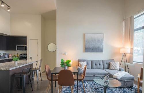 Evans Churchill Apartment | Cozy 2BD - Central DT - Gym, Pool, Parking - Sleep 8