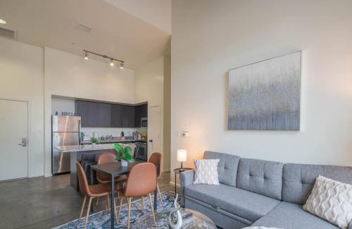 Evans Churchill Apartment | Cozy 2BD - Central DT - Gym, Pool, Parking - Sleep 8