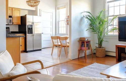 Off Broadway Apartment | Cozy 2BR/2BA Apt on Broadway