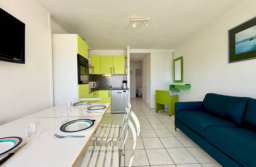 Saint-Amand-en-Puisaye Apartment | Cozy 2BR Apartment + Cabin, Balcony, Close to Beach & Shops, Sleeps 4 - Carnac