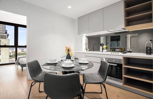 Carlton South Apartment | Cozy 2BR Apartment in Melbourne CBD w/Pool & Gym