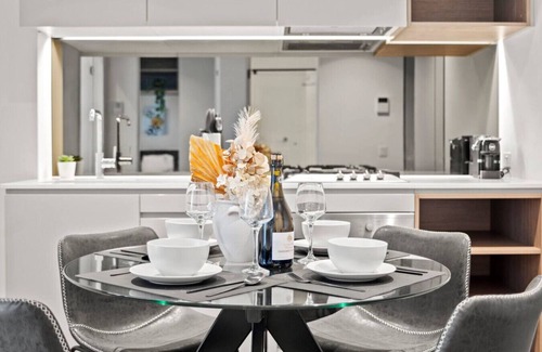 Carlton South Apartment | Cozy 2BR Apartment in Melbourne CBD w/Pool & Gym