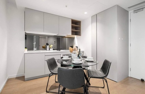 Carlton South Apartment | Cozy 2BR Apartment in Melbourne CBD w/Pool & Gym