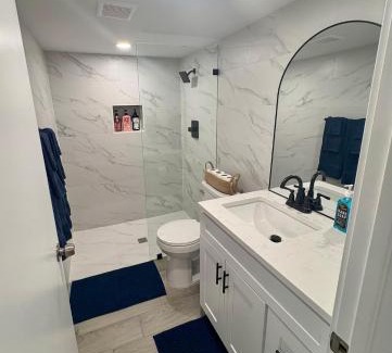 Vancouver House | Cozy 2BR - Backyard Fun and Dog Friendly - sleeps 6