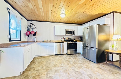 Eagle River Cottage | Cozy 2br Cabin Catfish Lake on Eagle river Chain, modern appliances, sleeps 4
