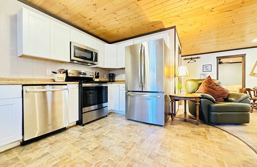 Eagle River Cottage | Cozy 2br Cabin Catfish Lake on Eagle river Chain, modern appliances, sleeps 4