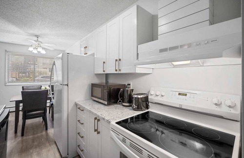 Fort McMurray Apartment | COZY 2BR | Newly Renovated | Fast WiFi | Free Parking | Downtown Area