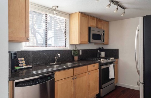 Bouldin House | Cozy 2BR Retreat in DT Austin Pets + Parking!