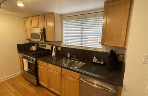 Bouldin House | Cozy 2BR Retreat in DT Austin Pets + Parking!