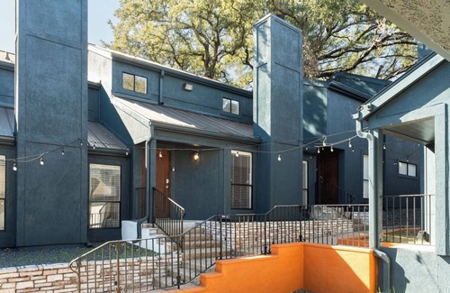 Bouldin House | Cozy 2BR Retreat in DT Austin Pets + Parking!