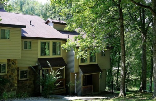 Cheat Lake House | Cozy 2BR Townhouse in Morgantown. Unwind & Relax