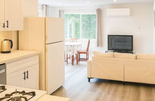 Shoreline House | Cozy 2BR w/WiFi and AC Near UW, Northgate, Golf & All Amenities in Shoreline