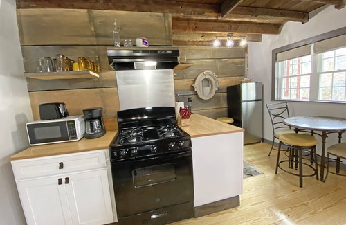 Belfast Apartment | Cozy 2BR with Rustic Decor Near Downtown
