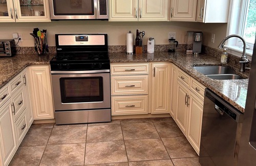 Storrs House | Cozy 3-bed 1.5 baths 1 mile from UConn campus. WiFi AC Patio Kitchen Dining room