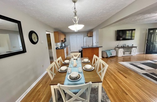 Abingdon Condo | Cozy 3 Bed 2 Bath 2 cot minute from Va Creeper Trail Bristol Speedway Hard Rock